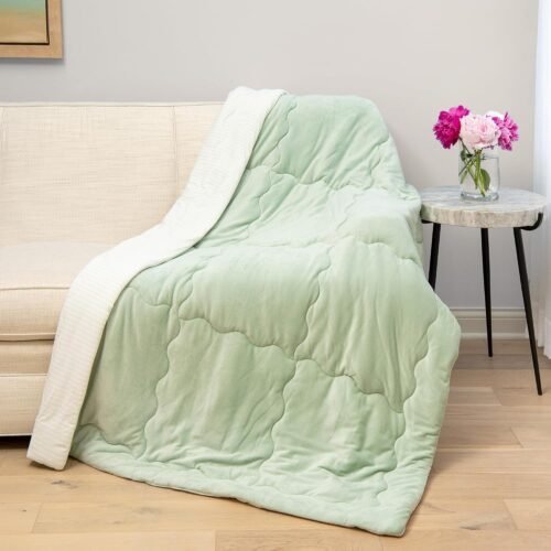 Double-sided Comfortable and Cool Blanket – This lightweight summer blanket features a double-sided design: one side is a cool-to-the-touch knit fabric, and the other side is a warm and cozy plush fabric; perfect for use on the bed, sofa, or while traveling. Dimensions: 50 x 70 inches (green).